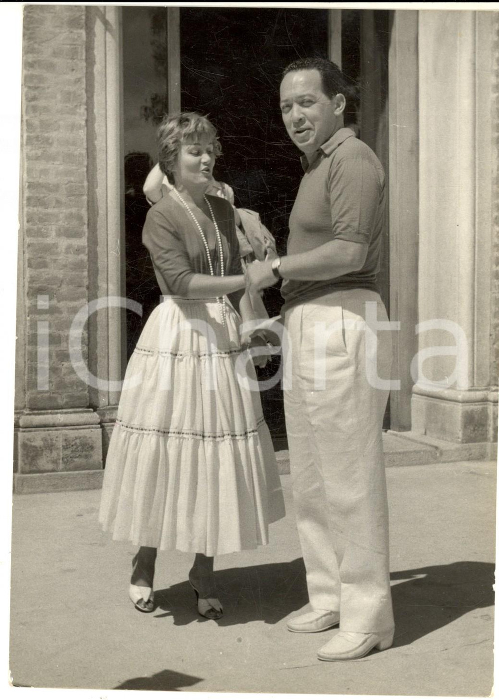 Fotografia d epoca originale 1954 VENEZIA Mostra del Cinema  Produttore Robert HAGGIAG con Novella PARIGINI 1