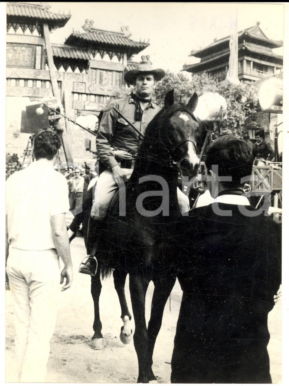 Fotografia d epoca originale 1962 MADRID Charlton HESTON sul set di 50 giorni a Pechino  Foto 13x18 cm 1