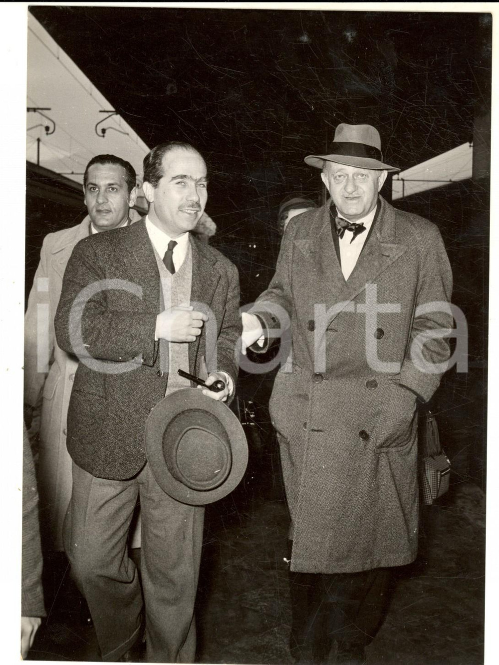 Fotografia d epoca originale 1955 ca ROMA TERMINI Arrivo del produttore Ben HECHT  Foto 13x18 cm 1