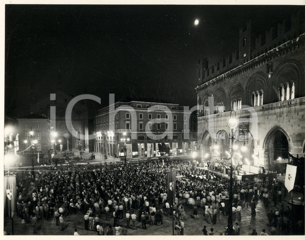 Fotografia d epoca originale 1972 PIACENZA Piazza Cavalli  Serata Musica in piazza  Foto 24x18 cm 1 1