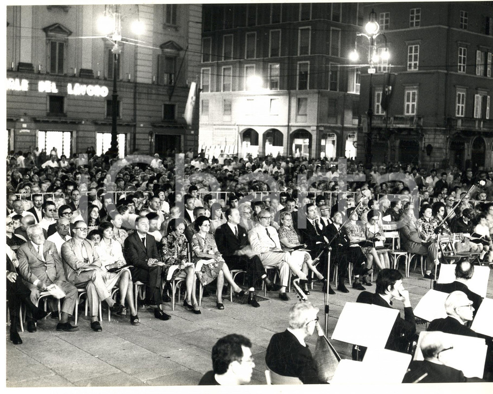 Fotografia d epoca originale 1972 PIACENZA Piazza Cavalli  Serata Musica in piazza  Foto 24x18 cm 2 1