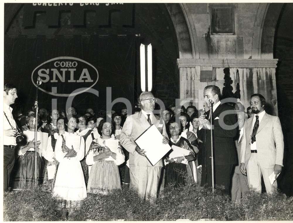 Fotografia d epoca originale 1972 PIACENZA Musica in piazza  Coro SNIA VISCOSA Sindaco Erio GHILLANI 1 1