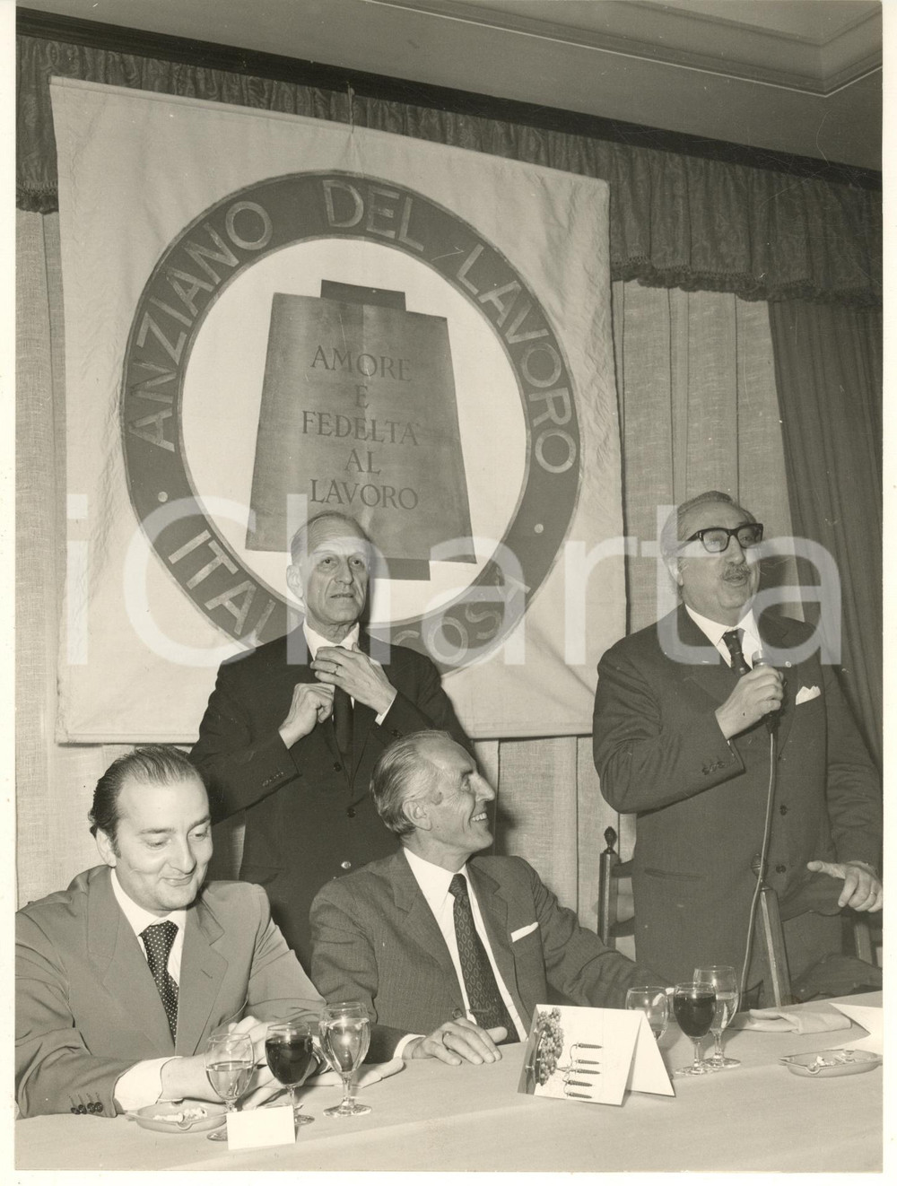 Fotografia d epoca originale 1975 ca MILANO  ITALVISCOSA  Premiazione Anziani del Lavoro Foto 1 1