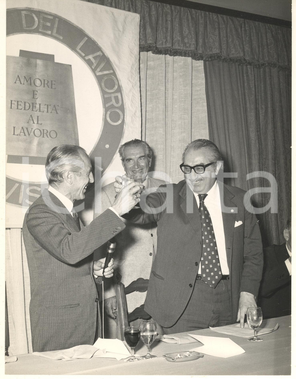 Fotografia d epoca originale 1975 ca MILANO  ITALVISCOSA  Premiazione Anziani del Lavoro Foto 2 1