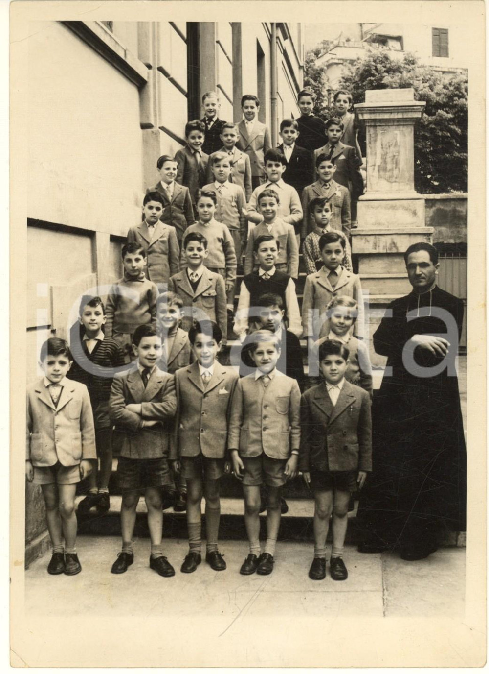 Fotografia d epoca originale 1950 ca ROMA Istituto religioso  Classe elementare con sacerdote Foto 1