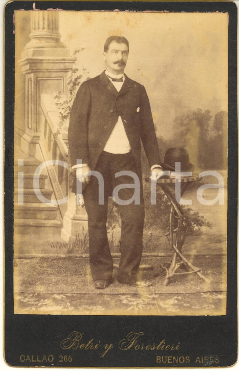 Fotografia d epoca originale 1880 ca BUENOS AIRES Ritratto maschile in piedi Foto BETRI Y FORESTIERI 11x16 1