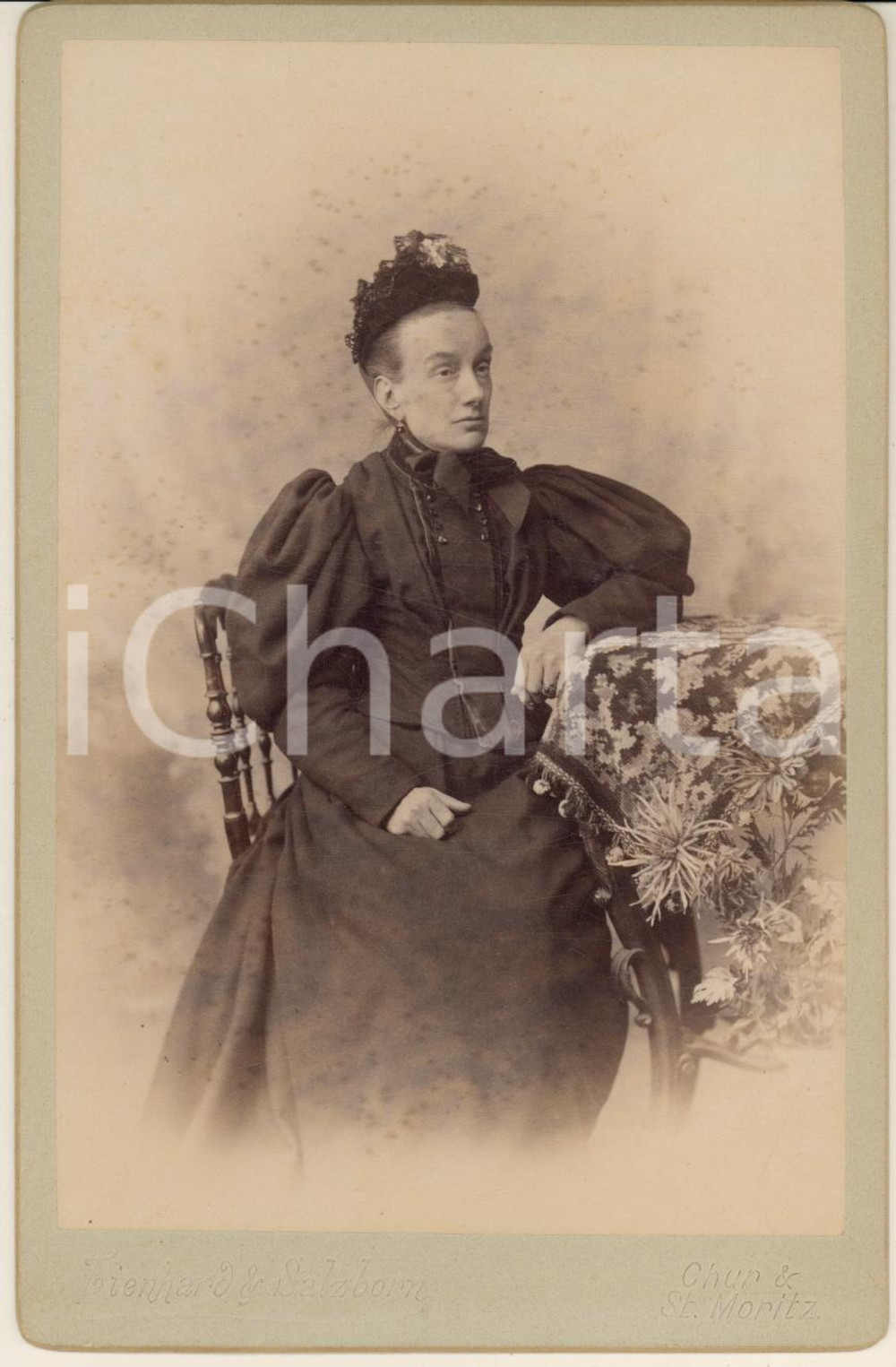 Fotografia d epoca originale 1895 ca CHUR SVIZZERA Donna seduta in abito scuro Foto LIENHARD & SALZBORN 1