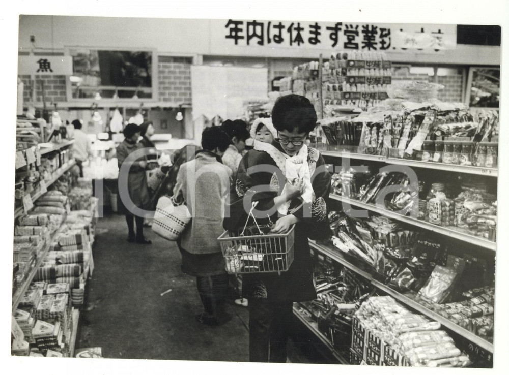 Fotografia d epoca originale 1971 TOKYO JAPAN Donna in abiti tradizionali al supermercato Foto ARTISTICA 1