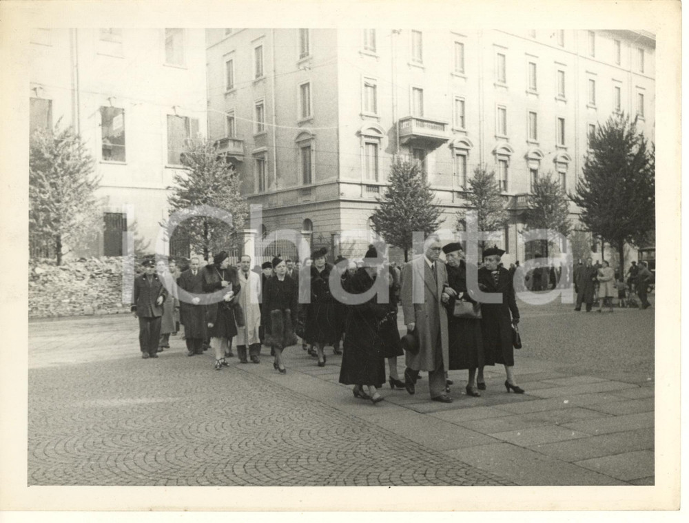 Fotografia d epoca originale Ottobre 1944 WW2 MILANO via San Vittore 21  Corteo funebre  Foto 24x18 cm 1 1