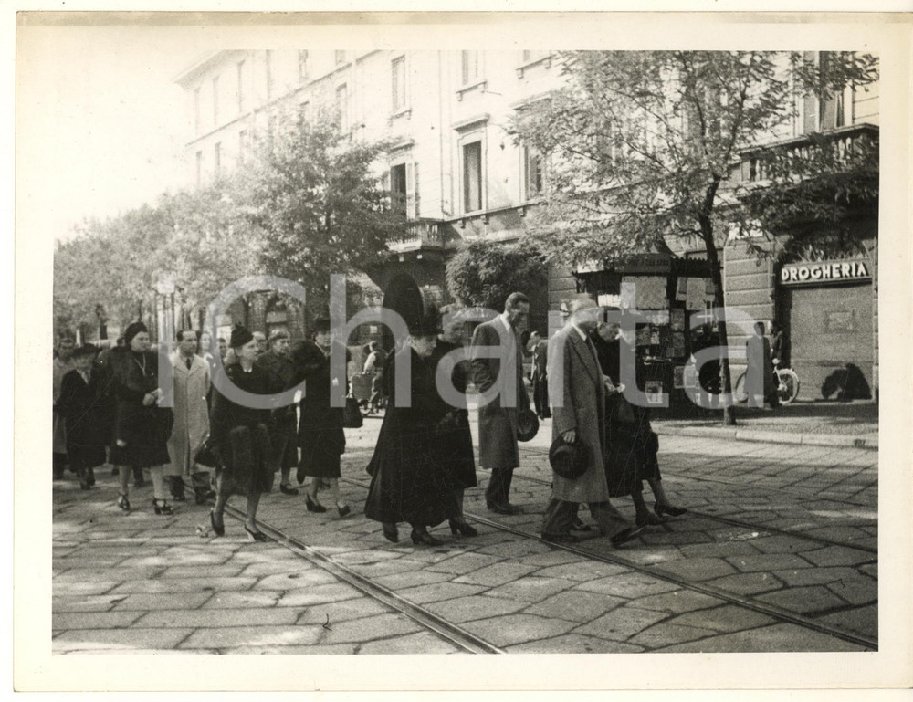 Fotografia d epoca originale Ottobre 1944 WW2 MILANO via San Vittore 11  Corteo funebre  Foto 24x18 cm 1