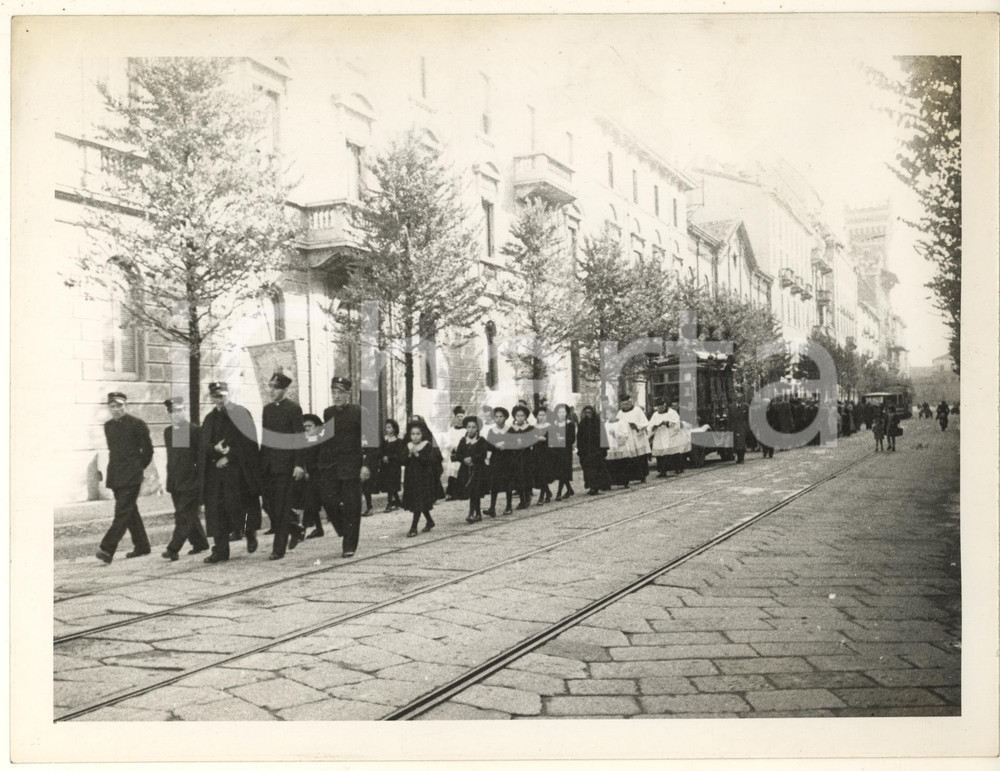 Fotografia d epoca originale Ottobre 1944 WW2 MILANO via San Vittore 14  Corteo funebre  Foto 24x18 cm 1