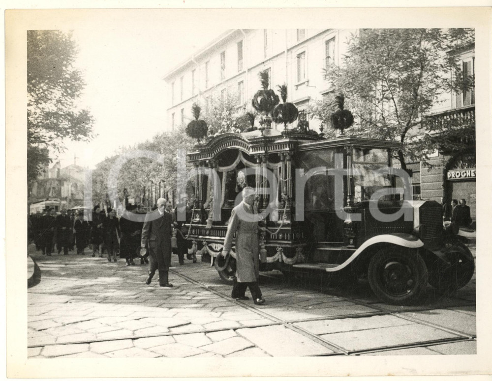 Fotografia d epoca originale Ottobre 1944 WW2 MILANO via San Vittore 11  Corteo funebre  Foto 24x18 2 1