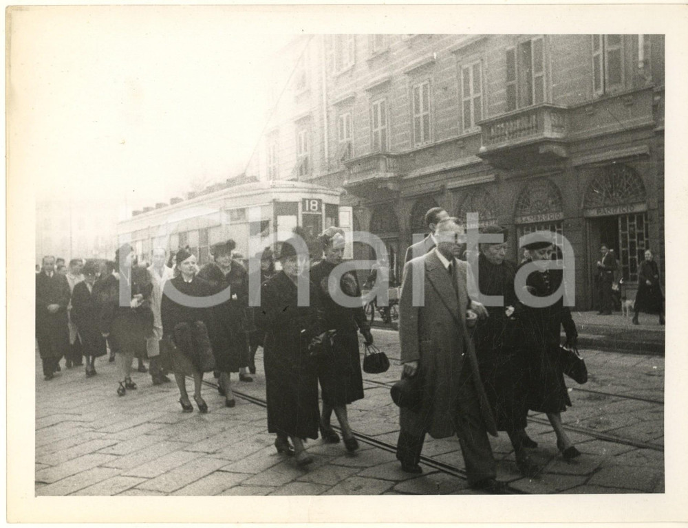 Fotografia d epoca originale 1944 WW2 MILANO via San Vittore 3  Panificio S. AMBROGIO  Corteo funebre Foto 1