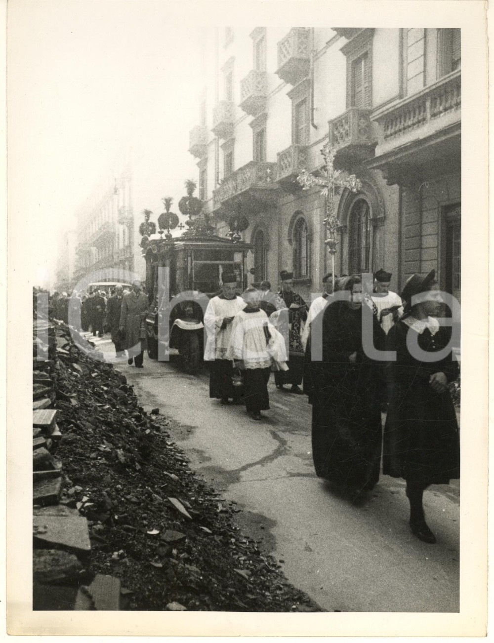 Fotografia d epoca originale Ottobre 1944 WW2 MILANO via San Vittore  Funerale tra le macerie  Foto 1