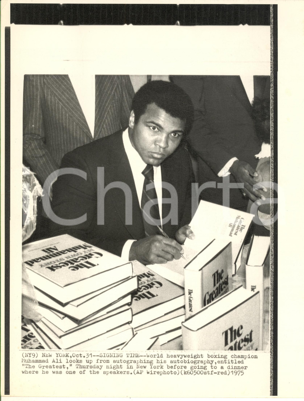 Fotografia d epoca originale 1975 NEW YORK Boxing champion Muhammad Ali signing his autobiography Telefoto 1