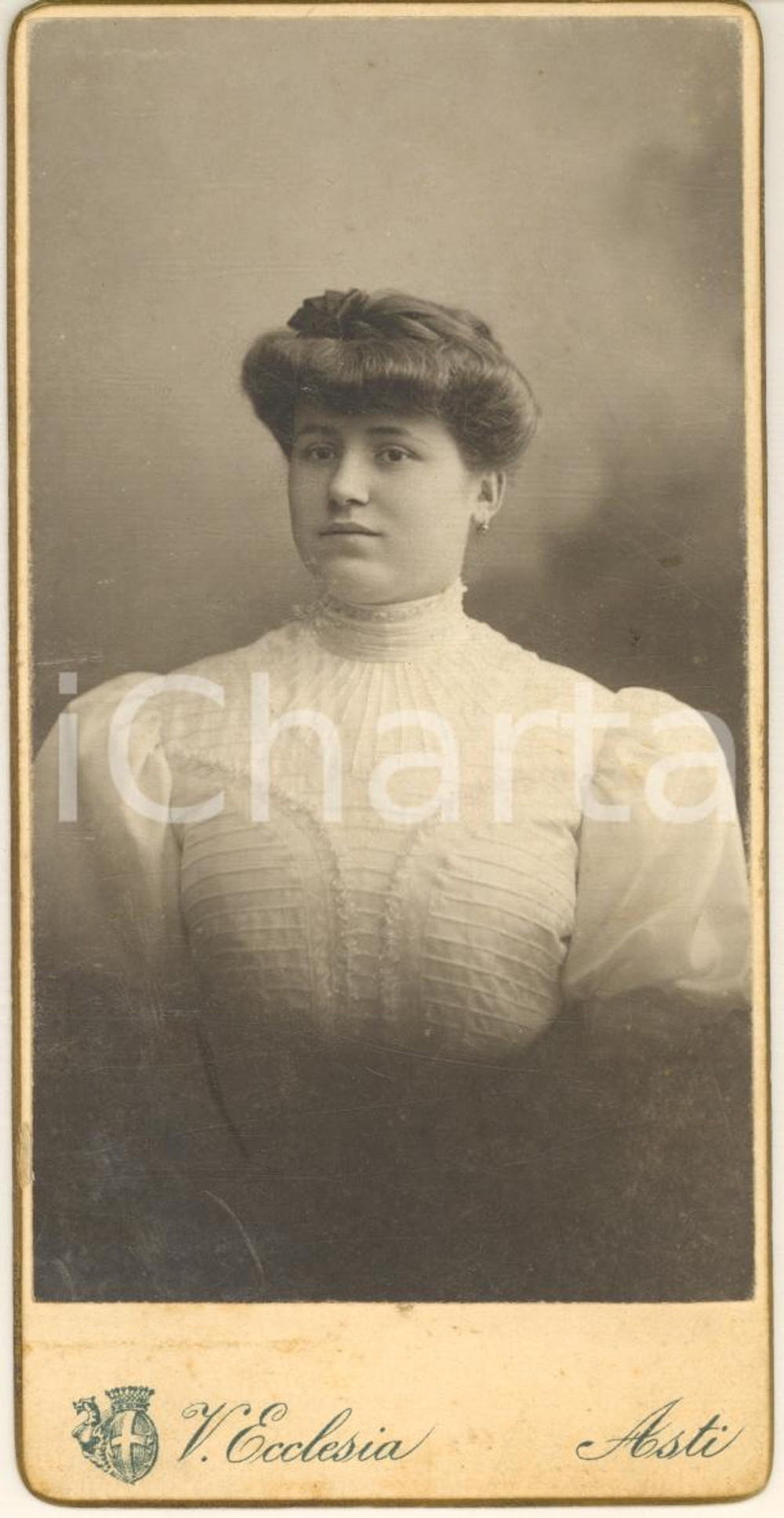 Fotografia d epoca originale 1900 ca ASTI Ritratto di donna in abito bianco Foto Vittorio ECCLESIA 8x15 1 1