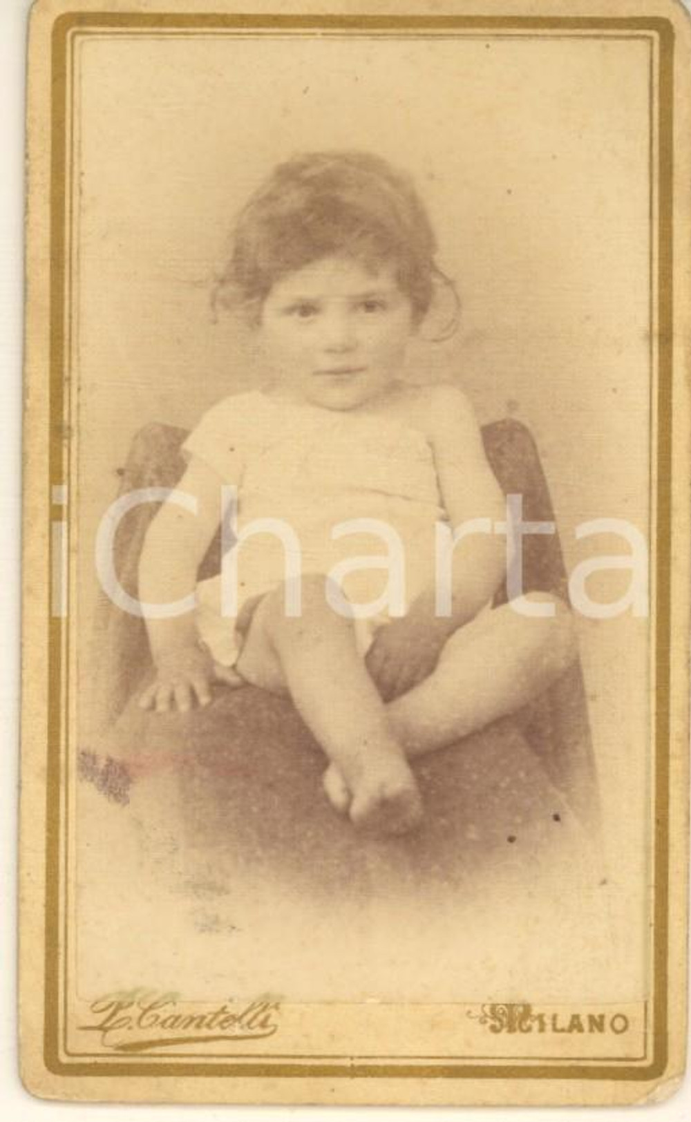Fotografia d epoca originale 1880 ca MILANO  Ritratto di bambino seduto  Foto Paolo CANTELLI CDV 1
