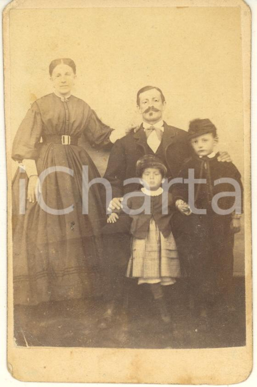 Fotografia d epoca originale 1875 ca COSTUME ITALIA Famiglia con due bambini  Ritratto Foto CDV 1