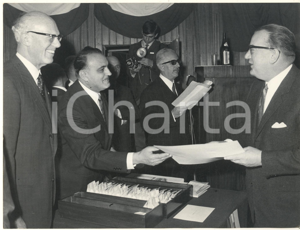Fotografia d epoca originale 1960 ca MILANO  A.F.L. FALCK  Bruno FALCK premia ing. WEBER Foto 2 1
