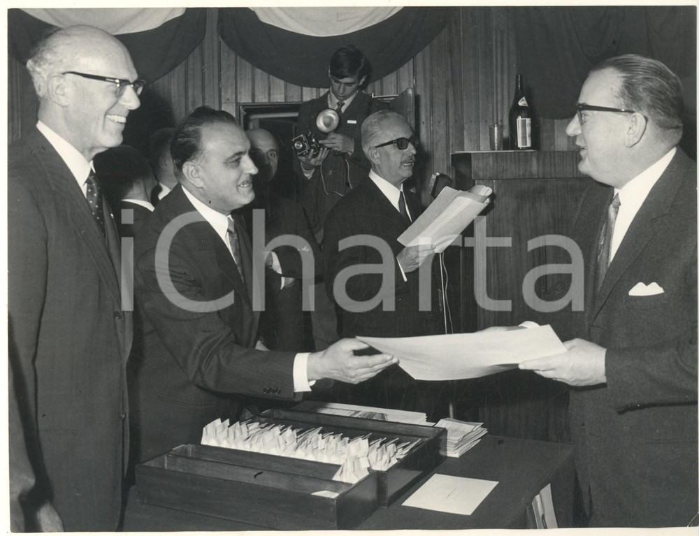 Fotografia d epoca originale 1960 ca MILANO  A.F.L. FALCK  Bruno FALCK premia ing. WEBER Foto 3 1