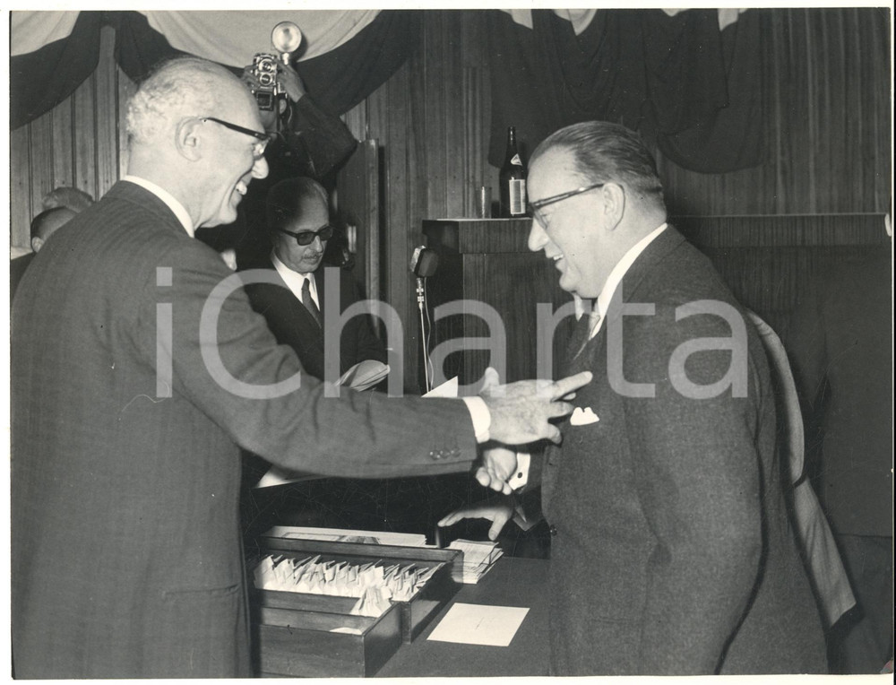 Fotografia d epoca originale 1960 ca MILANO  A.F.L. FALCK  Bruno FALCK premia ing. WEBER Foto 4 1