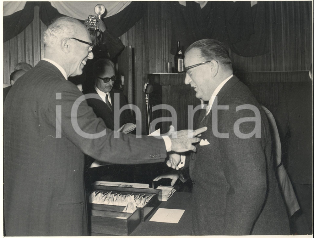 Fotografia d epoca originale 1960 ca MILANO  A.F.L. FALCK  Bruno FALCK premia ing. WEBER Foto 5 1