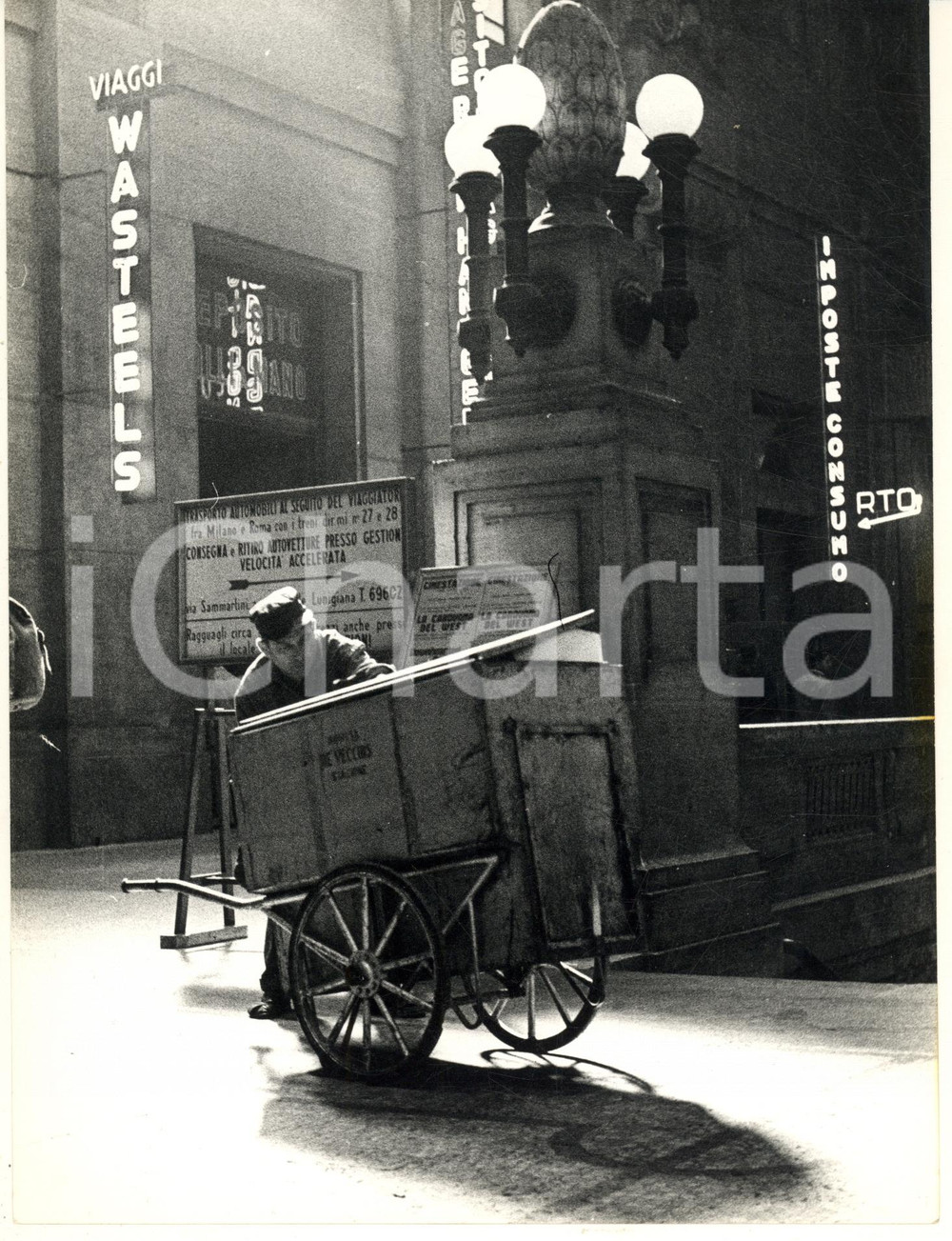 Fotografia d epoca originale 1975 ca MILANO Stazione Centrale  Spazzino al lavoro Fotografia anonima 1