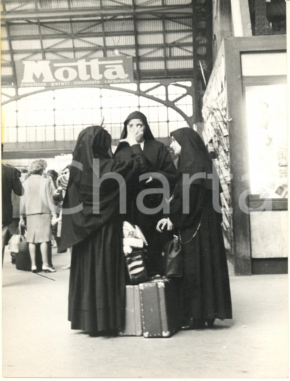 Fotografia d epoca originale 1975 ca MILANO Stazione Centrale  Suore in partenza Fotografia anonima 1