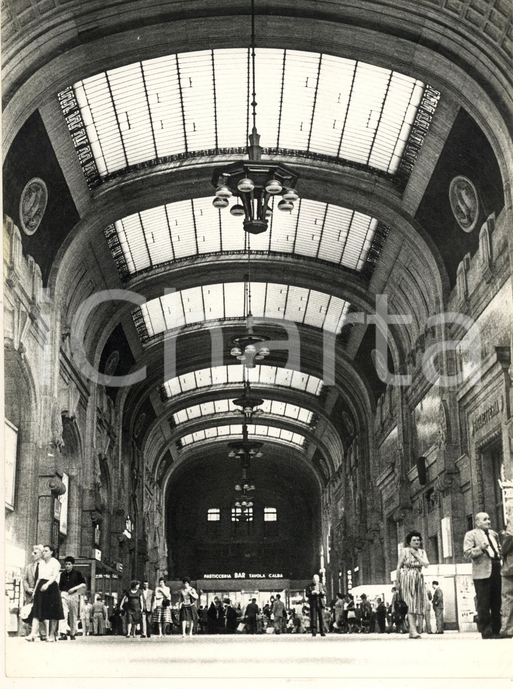 Fotografia d epoca originale 1975 ca MILANO Stazione Centrale  Galleria  Fotografia anonima 18x24 cm 1