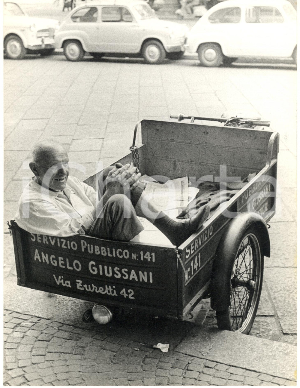 Fotografia d epoca originale 1975 ca MILANO Stazione Centrale  Carretto servizio pubblico  Foto anonima 1