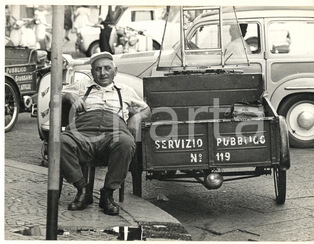 Fotografia d epoca originale 1975 ca MILANO Stazione Centrale  Carretto servizio pubblico Foto anonima 1
