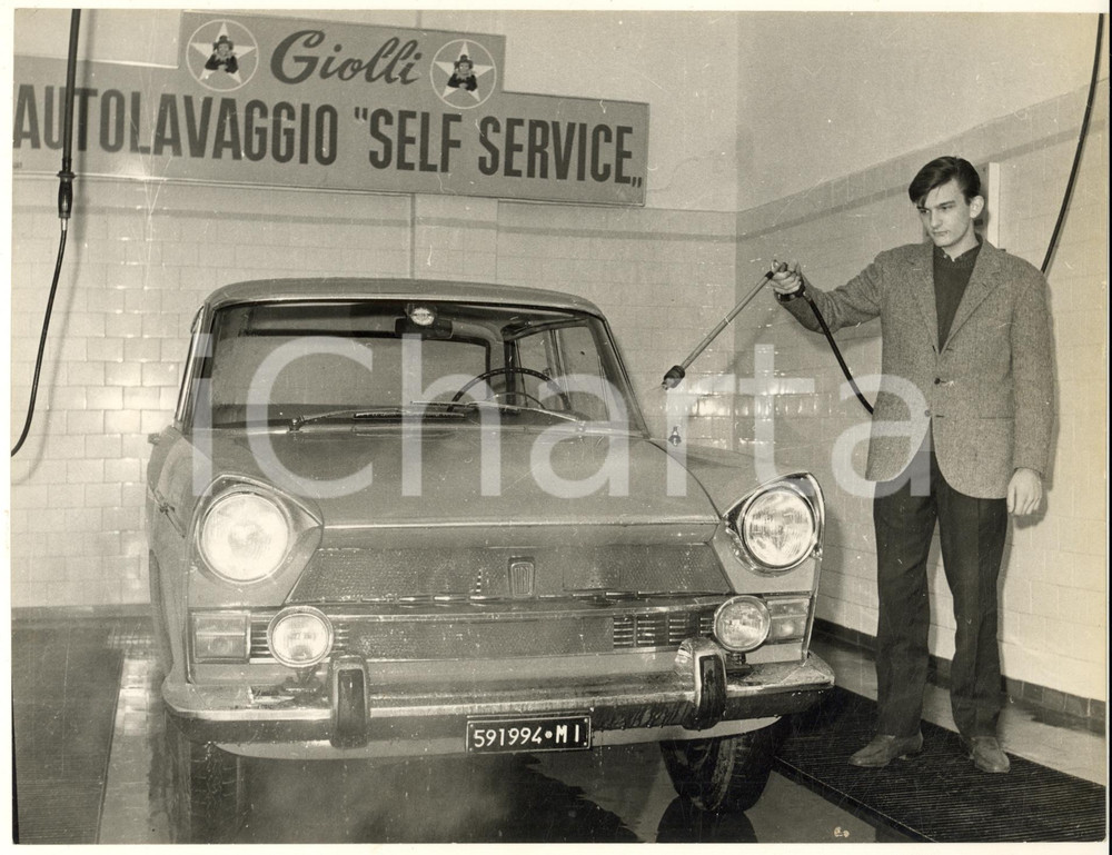 Fotografia d epoca originale 1970 ca MILANO Autolavaggio self service Foto VINTAGE 24x18 pubblicità GIOLLI 1