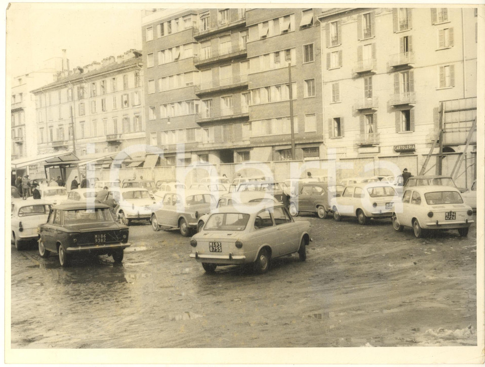 Fotografia d epoca originale 1965 ca COSTUME MILANO Autolavaggio affollato Foto VINTAGE 24x18 cm 1 1
