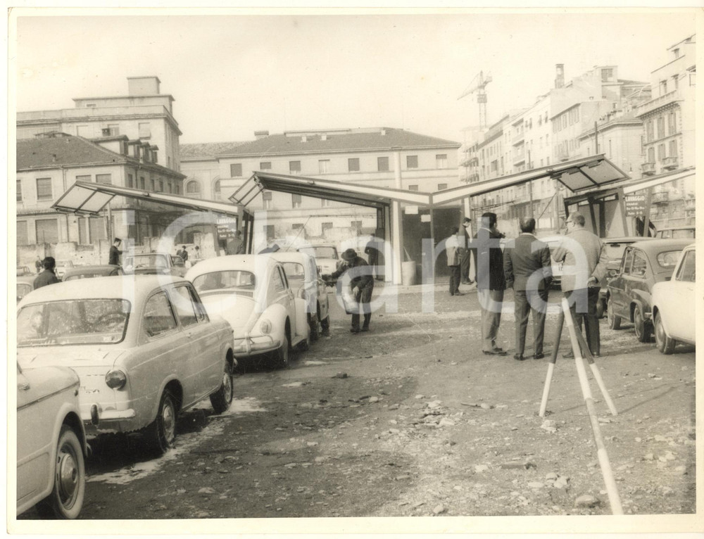 Fotografia d epoca originale 1965 ca COSTUME MILANO Autolavaggio affollato Foto VINTAGE 24x18 cm 2 1