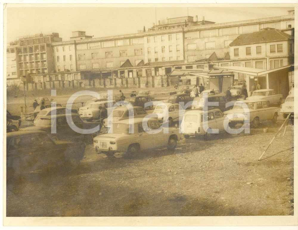 Fotografia d epoca originale 1965 ca COSTUME MILANO Autolavaggio affollato Foto VINTAGE 24x18 cm 4 1