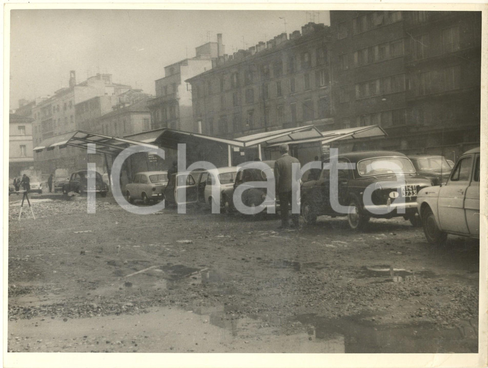 Fotografia d epoca originale 1965 ca COSTUME MILANO Autolavaggio affollato Foto VINTAGE 24x18 cm 5 1