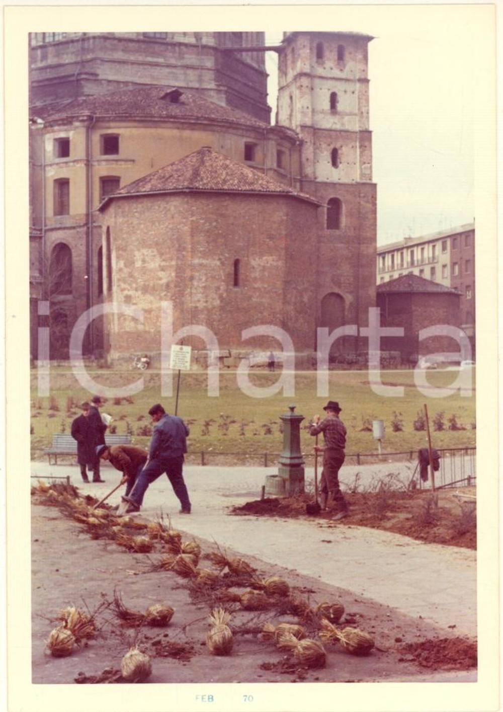 Fotografia d epoca originale Febbraio 1970 MILANO Piazza Vetra  Giardinieri al lavoro Foto VINTAGE 9x12 2 1