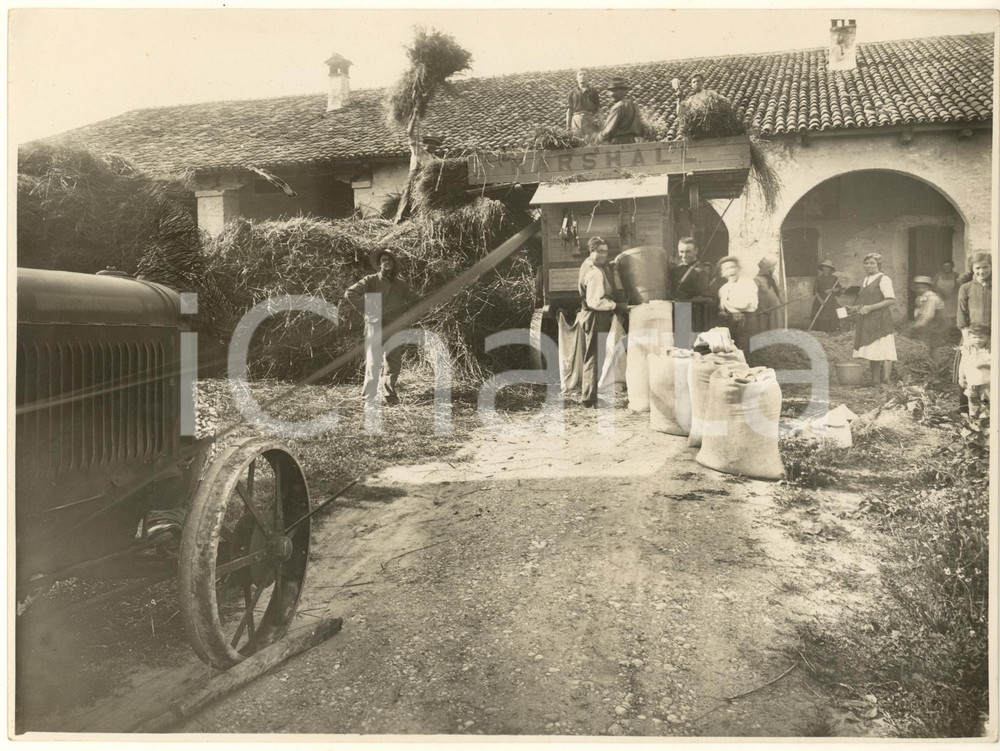 Fotografia d epoca originale 1933 Area di PADOVA  Trebbiatura del grano in una cascina Foto 23x17 cm 1