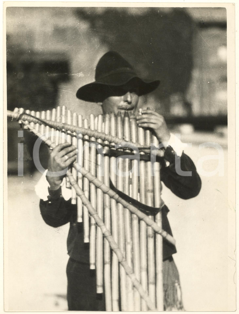 Fotografia d epoca originale 1937 MILANO Sagra del solleone  Musicista suona il flauto di Pan Foto 1