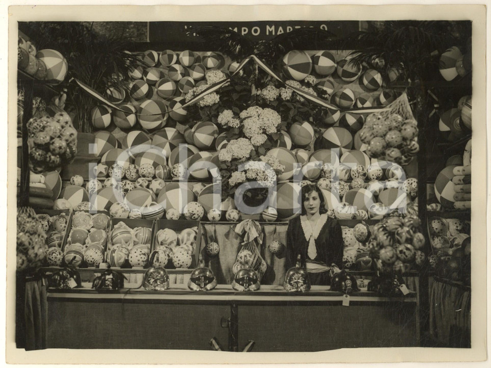 Fotografia d epoca originale 1932 ROMA Mercati di Traiano  Mostra Giocattolo italiano  Stand palloni Foto 1