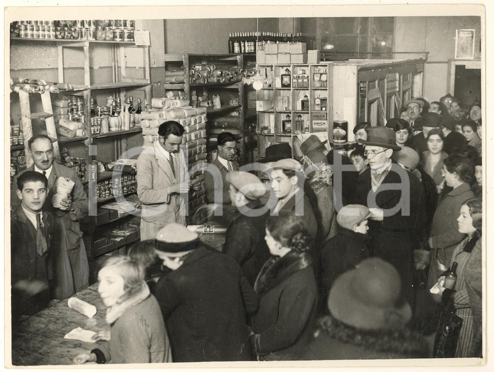 Fotografia d epoca originale Dicembre 1936 MILANO Folla in drogheria per i cenoni di Capodanno Foto 1