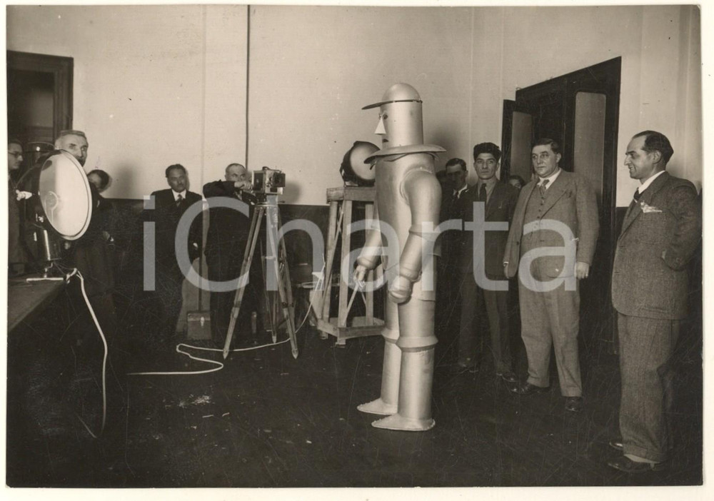 Fotografia d epoca originale 1934 TORINO Mostra della Meccanica  Prototipo di robot Foto RARA 18x13 cm 1