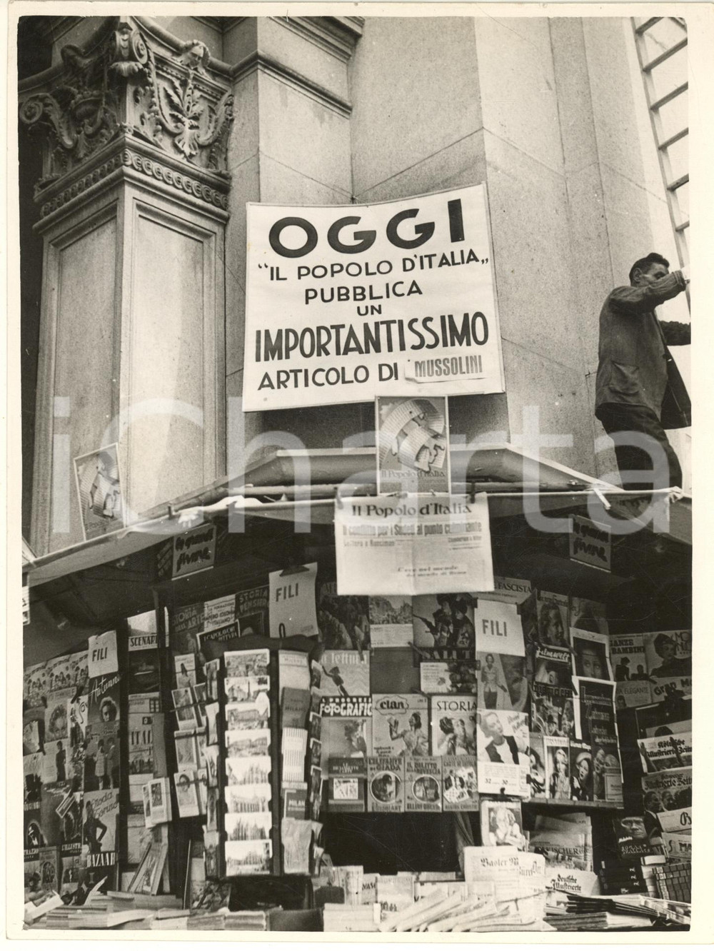 Fotografia d epoca originale 1938 MILANO Piazza Duomo  Chiosco annuncia articolo di Mussolini Foto 1