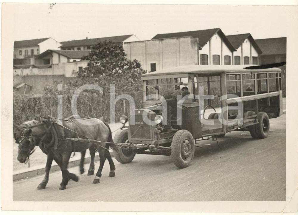 Fotografia d epoca originale 1938 MILANO TRASPORTI Cavalli trainano autobus verso la demolizione Foto 1