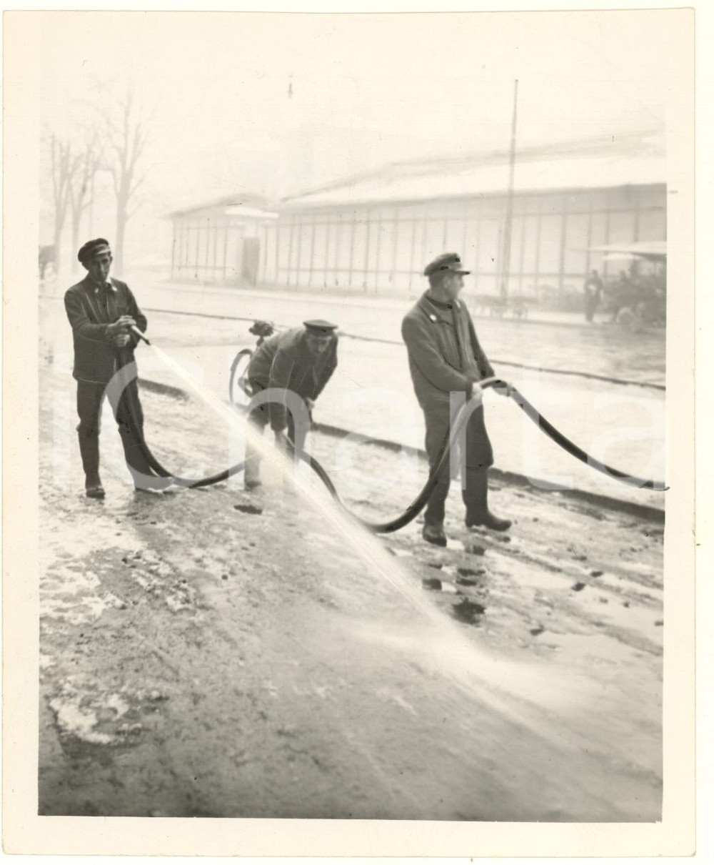 Fotografia d epoca originale Gennaio 1935 MILANO Neve spazzata via con getti d acqua Foto 13x16 cm 1