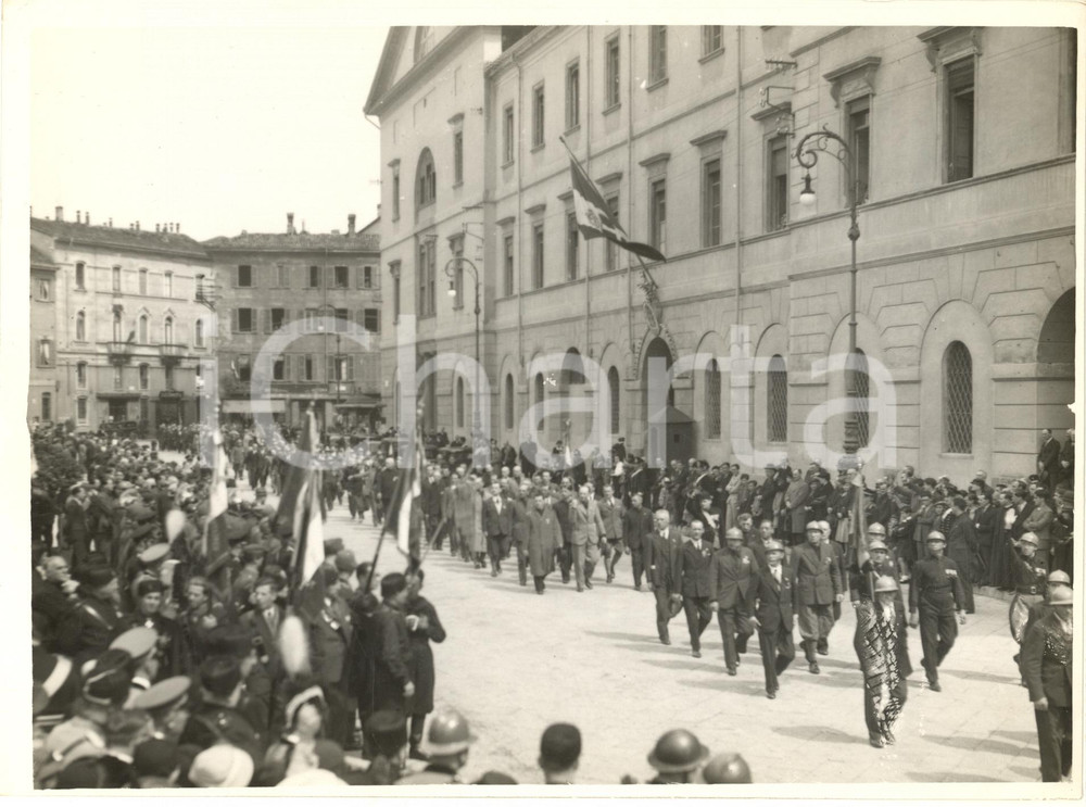 Fotografia d epoca originale 1935 MILANO Piazza Sant Ambrogio  Celebrazione dell intervento in guerra Foto 1