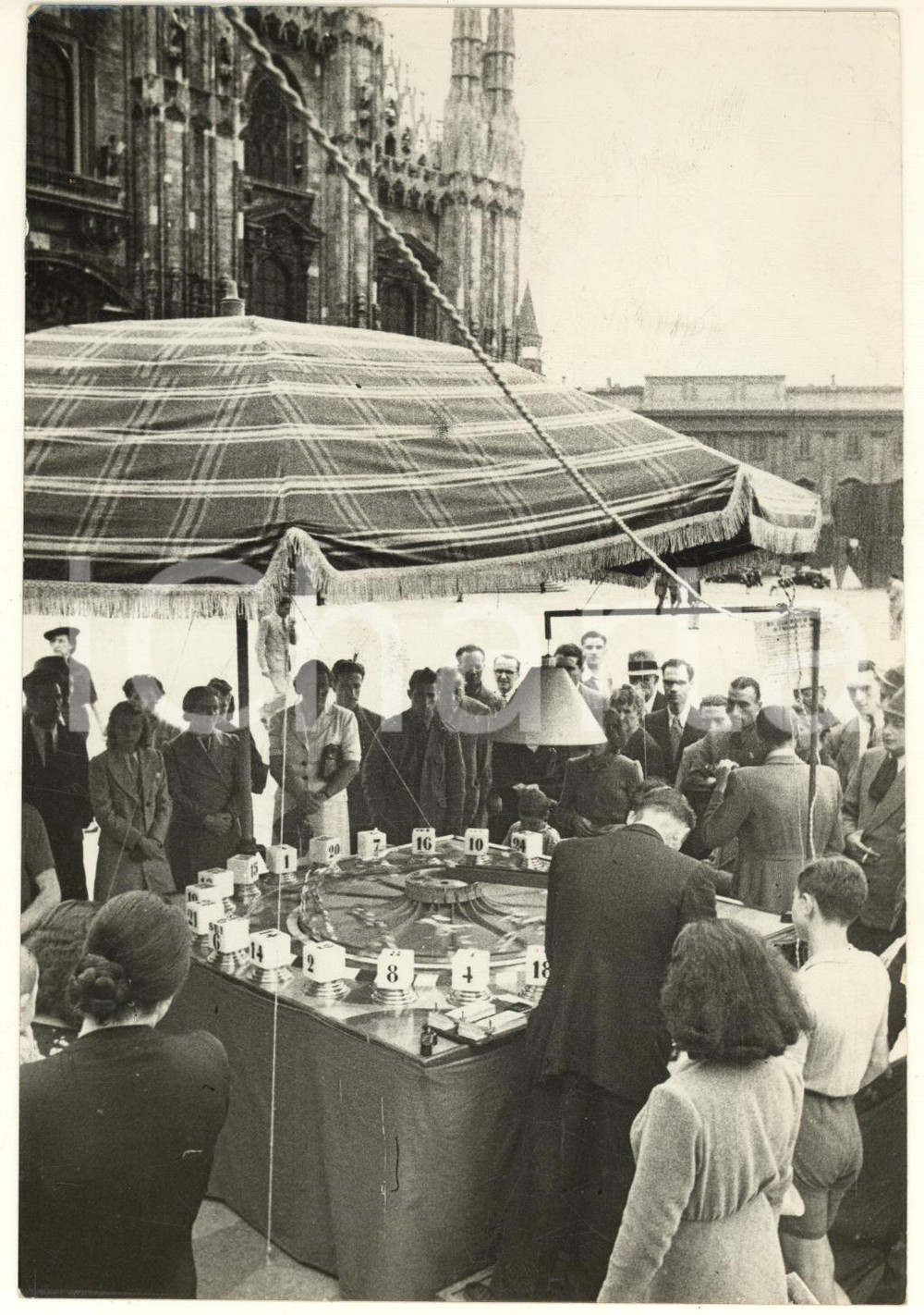 Fotografia d epoca originale 1939 MILANO Piazza Duomo  Vendita biglietti della Lotteria di Merano Foto 1