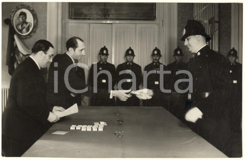 Fotografia d epoca originale 1939 MILANO Sede RACI  Premiazione vigili urbani per il loro servizio Foto 1
