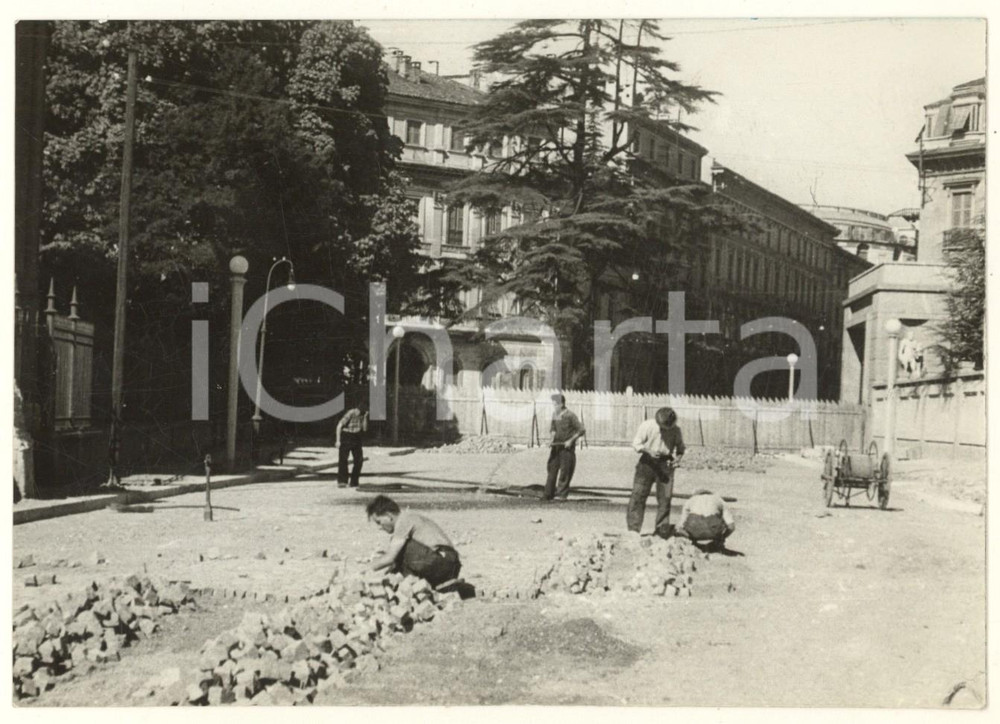 Fotografia d epoca originale 1941 MILANO Via dei Giardini  Lavori  Nuova pavimentazione e illuminazione 1