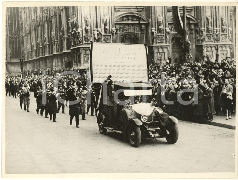 Fotografia d epoca originale 1932 MILANO Piazza Duomo  Giornata della Vittoria  Corteo con il labaro Foto 1